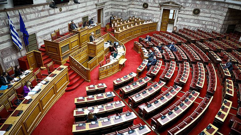 Βουλή: Αντιπαράθεση κυβέρνησης – αξιωματικής αντιπολίτευσης για την αποχή του ΣΥΡΙΖΑ από τις ψηφοφορίες